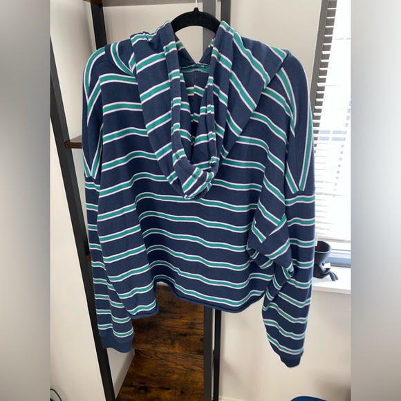 AE Cropped Hoodie - Picture 3 of 3